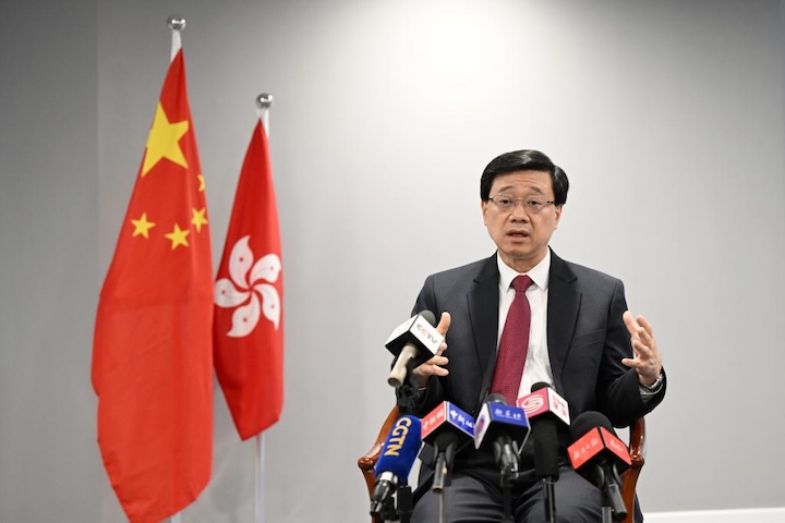 香港特區行政長官李家超8日表示，將與各國簽署更多自由貿易協議，以應對美國「對等關稅」。圖/取自新華社