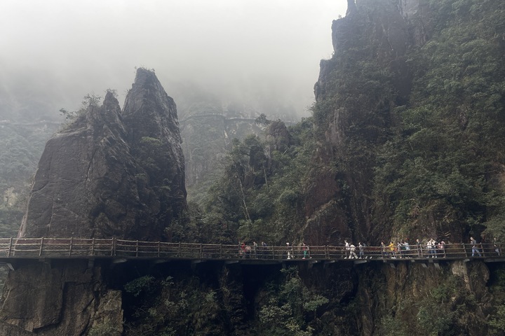 湖南郴州莽山沿路都有步道，供遊客輕鬆遊賞。 圖/陳素貞攝