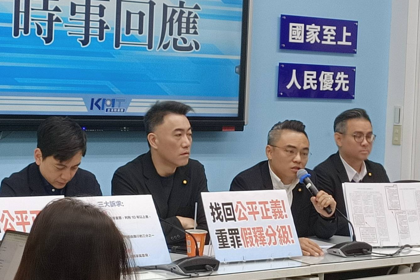 國民黨立委洪孟楷(右2)9日回應赴日看棒球賽之事，表示自己半年前就買機票，請行政院長卓榮泰不用轉移焦點。左一是國民黨立委牛煦庭，左二國民黨團書記長林沛祥，右一國民黨立委黃健豪。圖/記者簡立欣攝