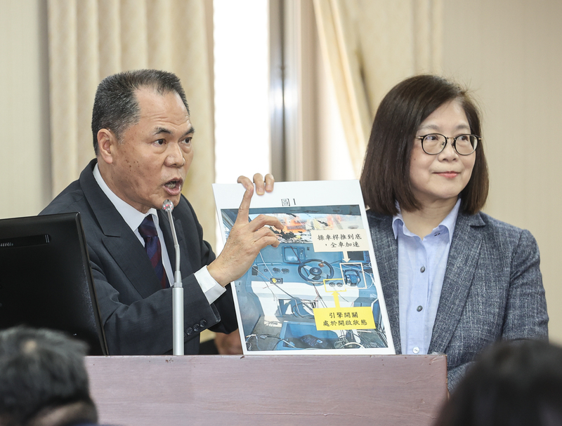海洋委主委管碧玲（右）、海巡署長周美伍（左）4日上午赴立法院內政委員會，針對「金門撞船案」進行專題報告並備詢，周美伍在會中拿出圖卡回應立委質詢。圖／中央社