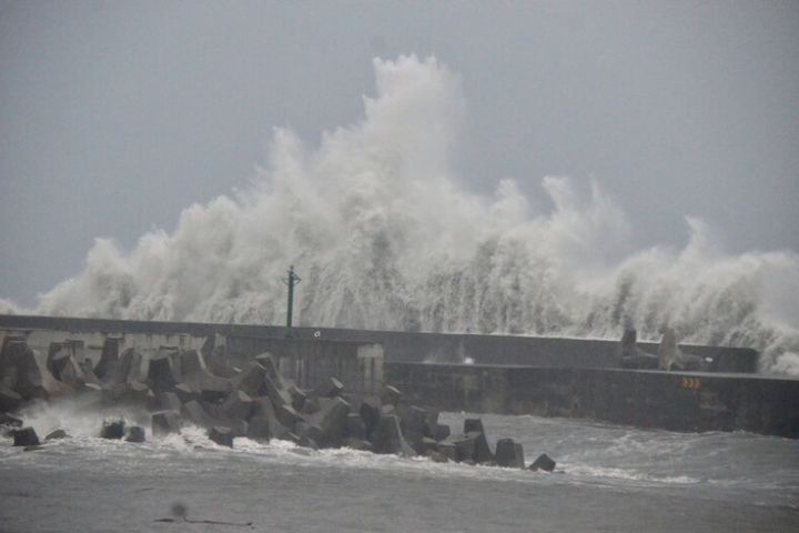 颱風楊柳襲台 台東、南迴陷「風」狂 全台逾2萬戶停電