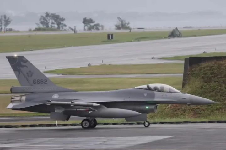 F-16長年擔負台灣空防、攔截、對地與對海攻擊等任務，任務負荷極高。圖/取自軍聞社