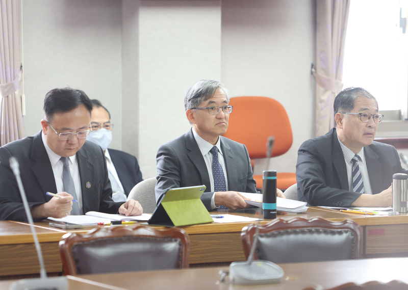 立法院司法及法制委員會21日上午邀請法務部長鄭銘謙（前右起）、調查局長陳白立、廉政署長馮成等官員，列席進行專題報告並備質詢。圖/中央社