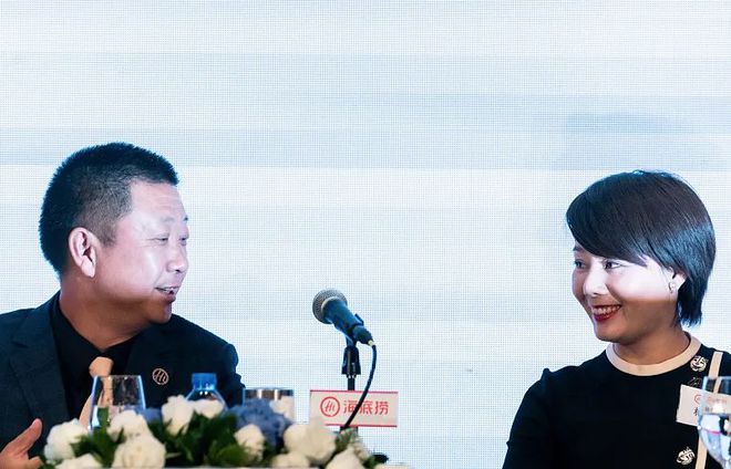 海底撈的CEO楊利娟（右），公司公告已辭任，並轉特海國際CEO。楊利娟遇貴人張勇（左），也讓她創造了自己及海底撈的傳奇。圖／取自網易