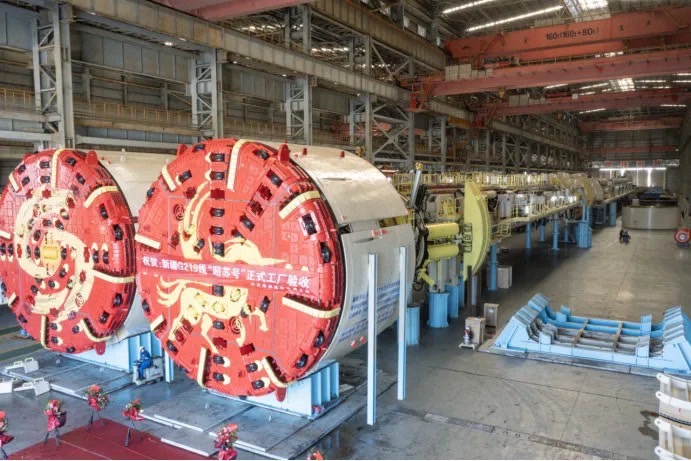 大陸打通G219線昭溫公路西天山特長隧道所需的3台硬岩掘進機——「昭蘇號」「溫宿號」「溫泉號」全部順利驗收併發運。圖/取自《北京日報》