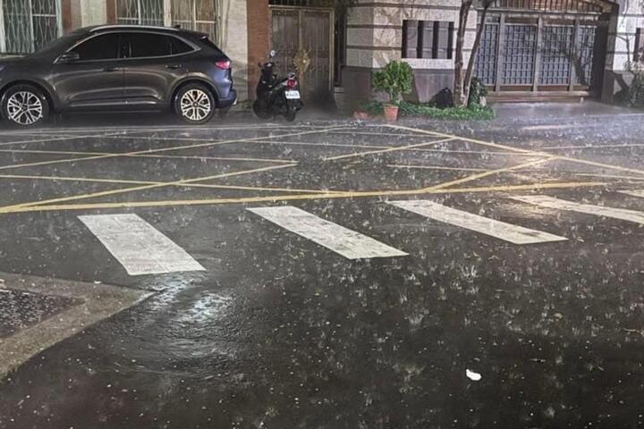 驚蟄到春雷響！北部整夜強風大雷雨　雙北狂砸冰雹