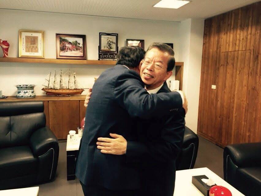 2014年12月15日，當選台北市長的柯文哲（左）拜訪謝長廷，一見面，就抱住他。圖/取自謝長廷臉書