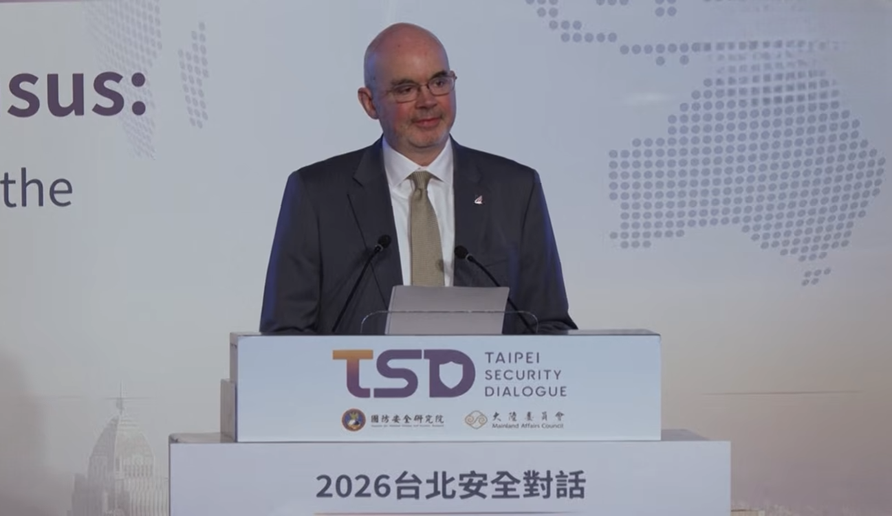 美AIT處長谷立言9日參加台北安全對話時表示,無人系統可與一戰的機關槍、二戰的戰車相提並論,可能成為重新定義戰場、改變戰局的關鍵科技。圖/翻攝自APT YT頻道