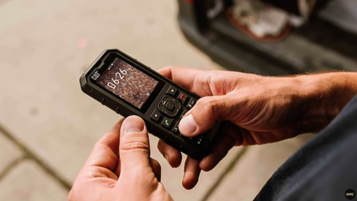為了減少每天沉迷在智慧手機中的時間，歐美出現重拾「笨手機（dumb phones）」潮流，畫面中CAT B35就是堅固耐用的dumb phones。圖/翻攝自The ReviewLab YouTube頻道