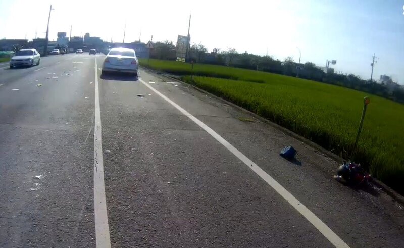 嘉義一名父親酒後騎車載兒子上學，中途自撞電線桿，後方小客車閃避不及又撞上機車。圖/中央社