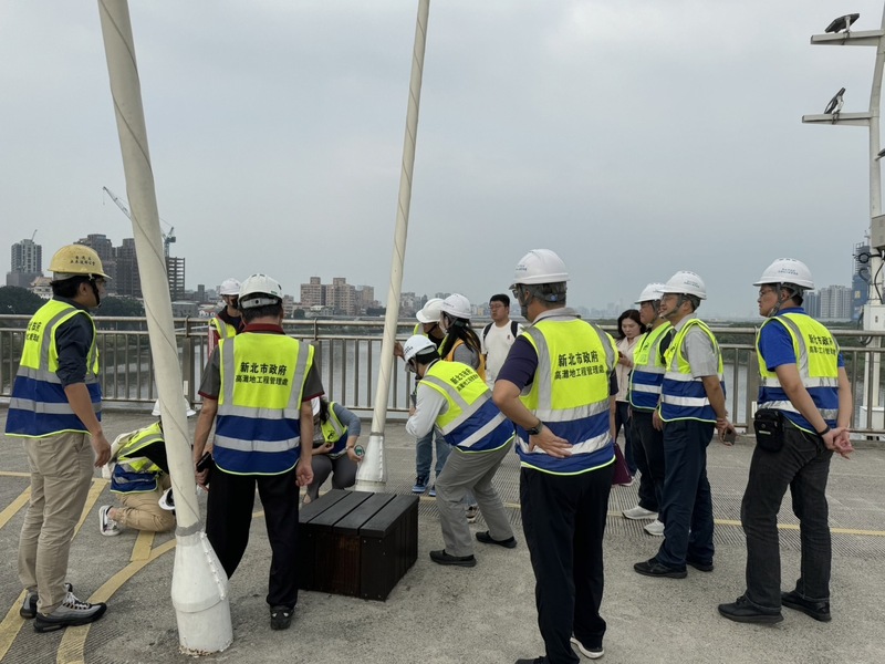 新北市連接板橋及新莊區的景觀橋「新月橋」震後被發現有吊索鬆脫情形，目前高灘處已封閉主橋段進行檢測。圖/中央社