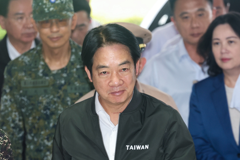 賴清德的520總統就職演說顯露台獨意識形態，掀起「新兩國論」爭議。圖為總統賴清德（前中）23日到桃園勗勉「海軍陸戰隊66旅」。圖/中央社