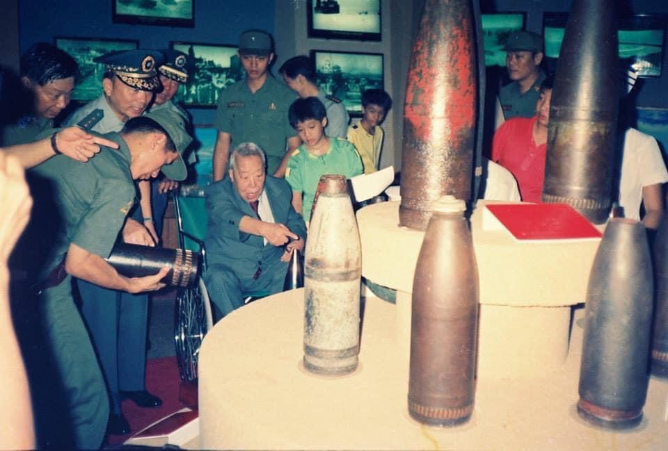 1988年八二三30週年時，俞大維部長（坐輪椅者）重返金門戰地。圖／李吉安提供