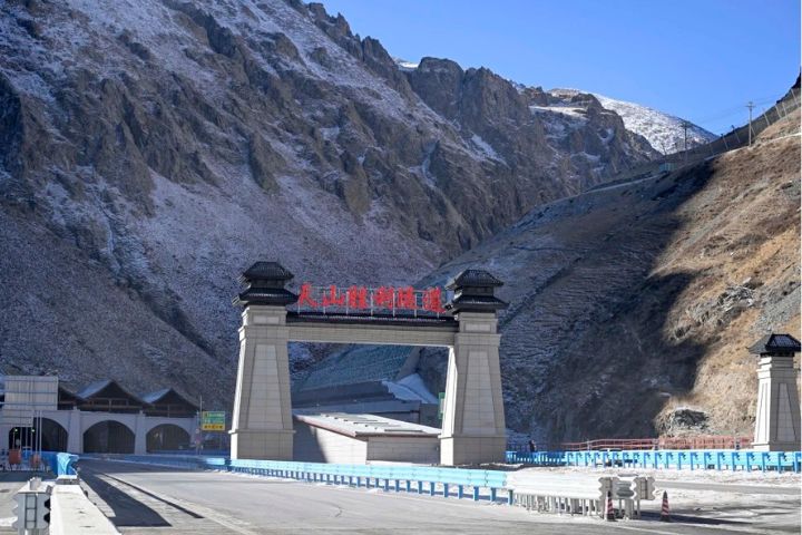 20分鐘翻越天山！世界最長高速公路隧道通車　連接南北疆