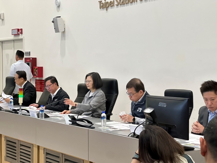 清明連假第一天，蔡英文總統前往台北車站聯合防災中心視察「台鐵、高鐵及公路0403地震影響及搶修疏運情形」。圖/取自蔡英文臉書