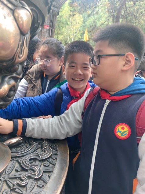 小學生參訪故宮,他們觸摸著古樸的銅缸、鐵缸,試著通過日晷晷針的投影學習古人計時的方法。圖/取自北京市義順區後沙峪中心小學校微信