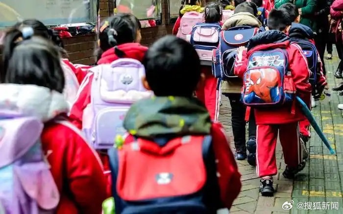 湖南常德19日驚傳傳越野車企圖衝動校園事件。圖/取自搜狐新聞微博