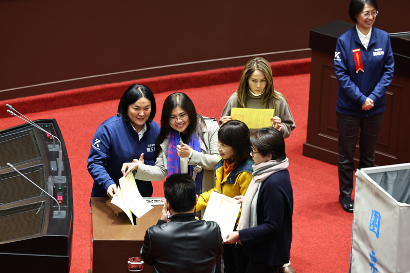 行政院針對憲法訴訟法修法提出覆議，立法院會10日下午進行記名投票表決，國民黨立委陳玉珍（後左起）與民眾黨立委麥玉珍等人在投票前合影留念。圖/中央社