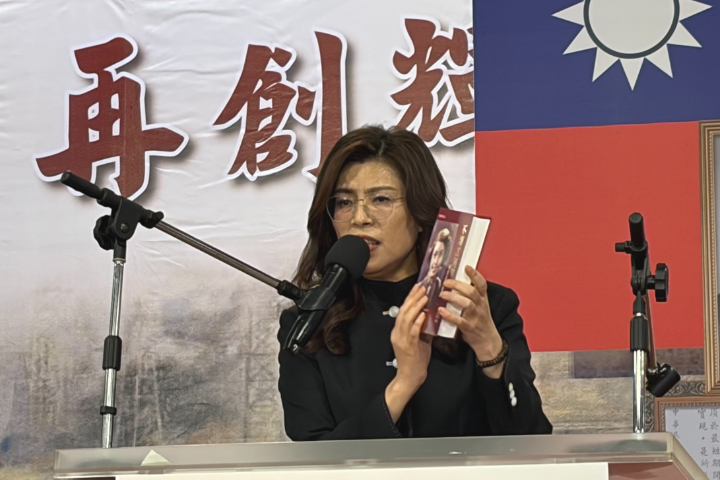 鄭麗文以林清涼的回憶錄《不廢江河萬古流》提醒大家勿忘記歷史。圖/記者高陸攝