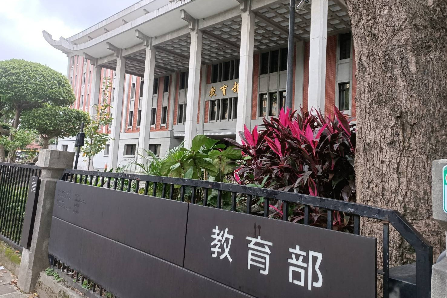 教團倡議教師「離線權」：下班後可不讀不回line