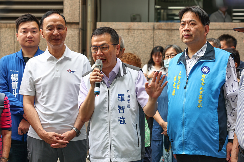 「反惡罷，戰獨裁」捷運大安站街講活動6日上午舉行，國民黨立委羅智強（前中）出席宣講，表達訴求。圖/中央社