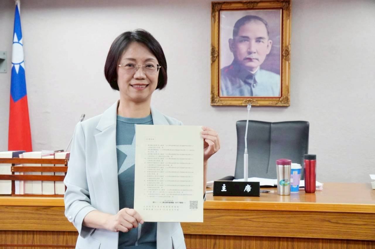 綠委加碼稱翁曉玲遭清大解聘？本人澄清了：只是沒開課