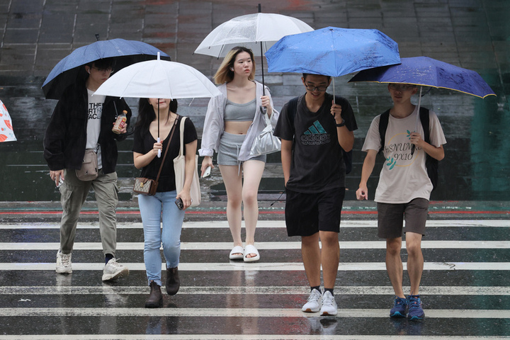 中部以北午後降雨至入夜　各地炎熱雲林防38度高溫