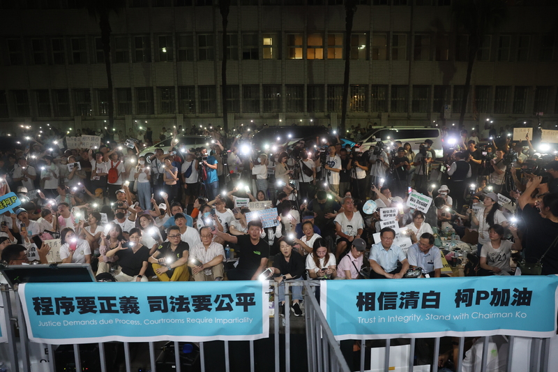 民眾黨主席柯文哲1日晚間11時完成羈押庭訊問，同一時間，支持者在北檢前靜坐聲援。圖/中央社
