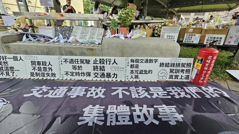 還路於民行人路權促進會25日號召民眾到場折白紙鶴，為亡者哀悼。圖/中央社