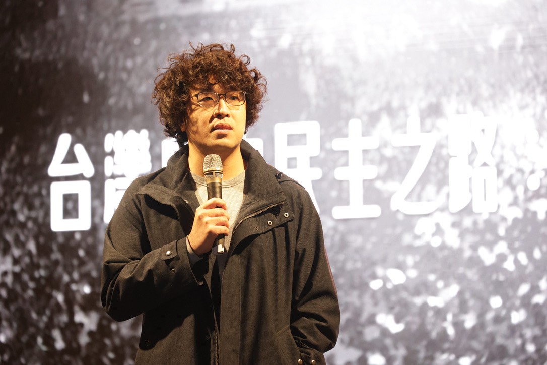 民進黨立委王義川傳出被黨內視為參選下屆桃園市長的黑馬，國民黨立委諷刺地說，讓民進黨立委沈伯洋參選才更具水準。圖/取自沈伯洋臉書