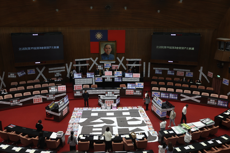 民進黨立法院黨團在立法院議場貼滿封條及標語。圖／中央社