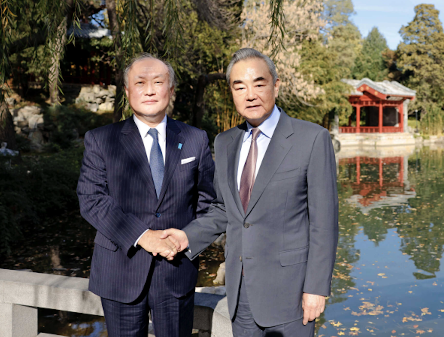 日本國家安全保障局長秋葉剛男（左）4日在北京與大陸外長王毅會談。圖/取自大陸外交部
