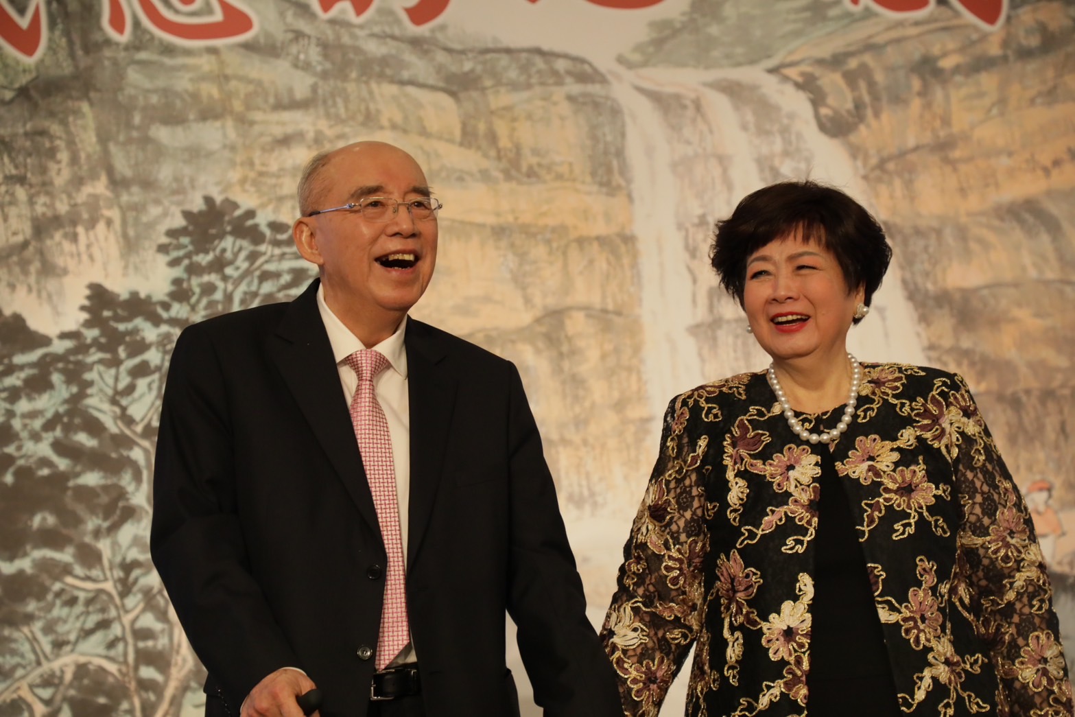 國民黨前主席吳伯雄與妻戴美玉歡慶結婚60周年的鑽石婚宴，今天（29日）在台北喜來登飯店舉行，冠蓋雲集。圖／吳伯雄辦公室提供