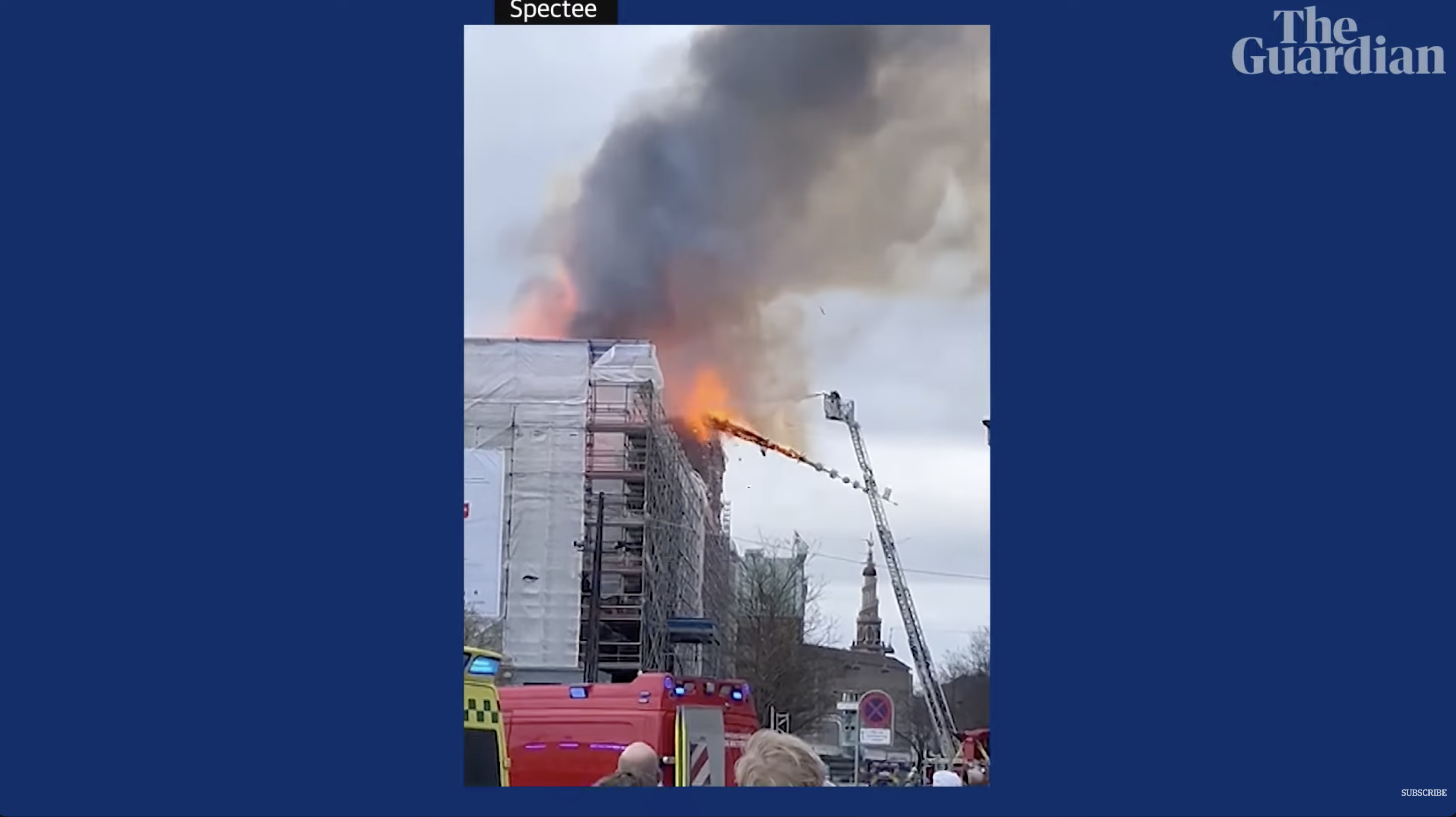 丹麥舊證交所標誌性尖塔在火焰中倒塌。圖/翻攝自Guardian News YouTube頻道