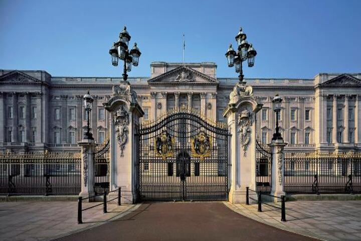 遭衝撞的白金漢宮正門。圖/取自London & Partners官方網站
