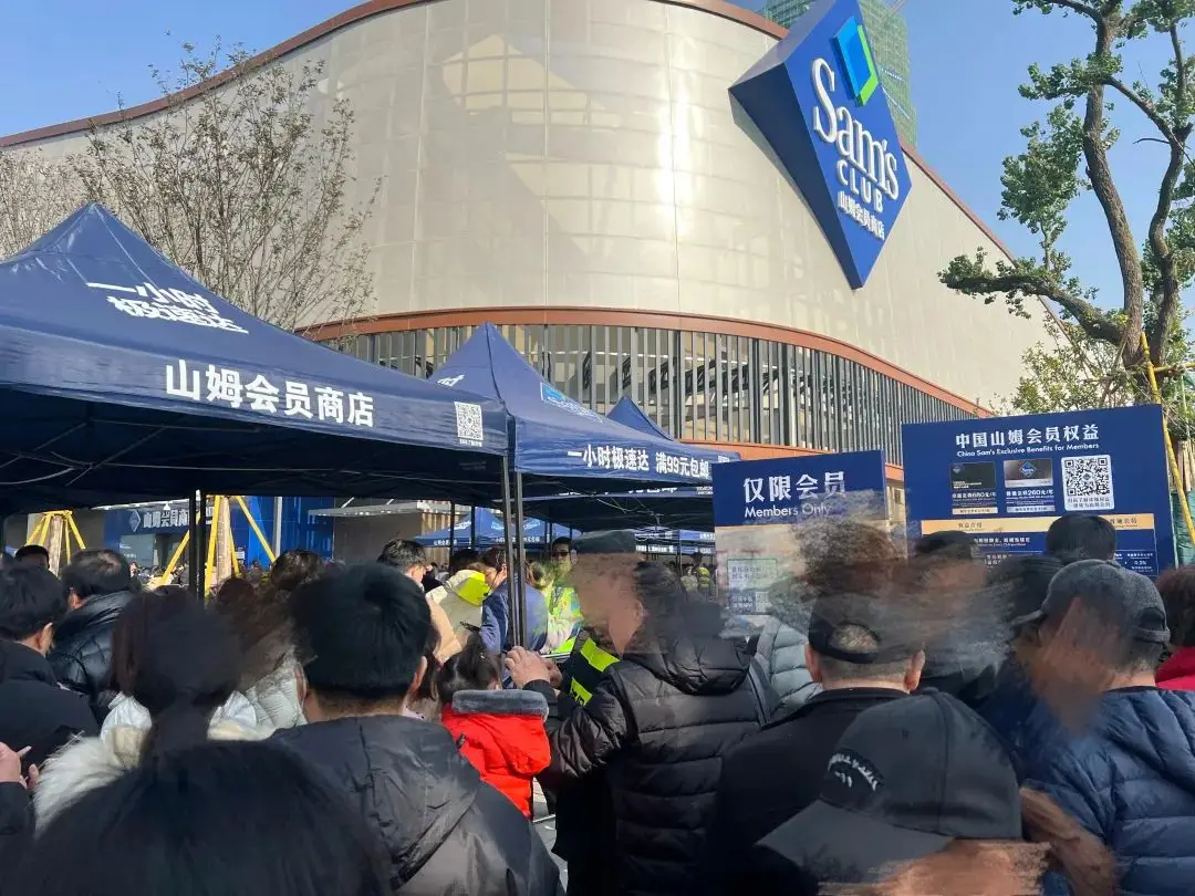 中共機關報《人民日報》10日在頭版以「外資正在大規模撤離中國？」為標，反駁外界以偏蓋全，並舉沃爾瑪山姆店去年底在杭州開出第52家門店為例，說明外資要跟得上中國市場變化才能成功。圖／取自搜狐