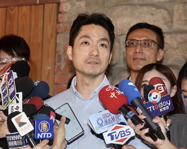 台北市長蔣萬安(前)的民調支持度近來稍微落後。圖/中央社