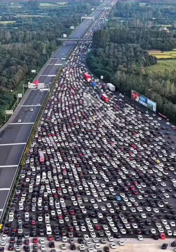 吳莊收費站迎來國慶中秋假期返程高峰，雙向36個車道全開仍被中西部前往江浙滬的返程車流擠滿。圖/取自微博