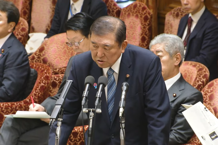 日本首相石破茂周一在眾議院預算委員會答詢。圖/取自テレ東BIZ《YouTube》官方頻道