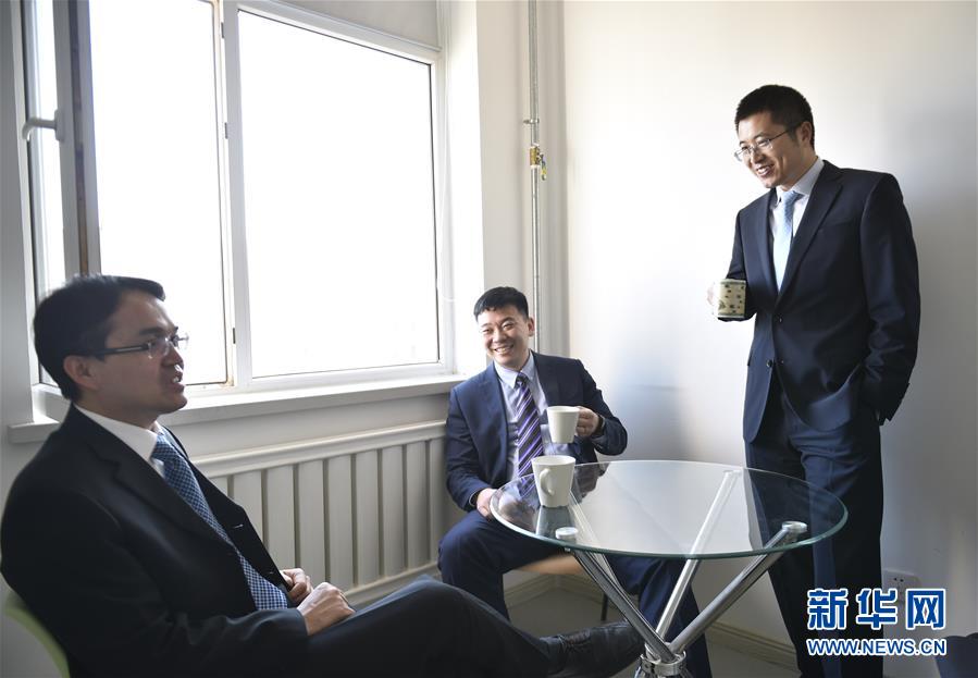日前有網友爆料，廣東佛山一家公司3名員工因講粵語交流被罰款。圖僅示意，非當事公司與員工。圖/取自新華社