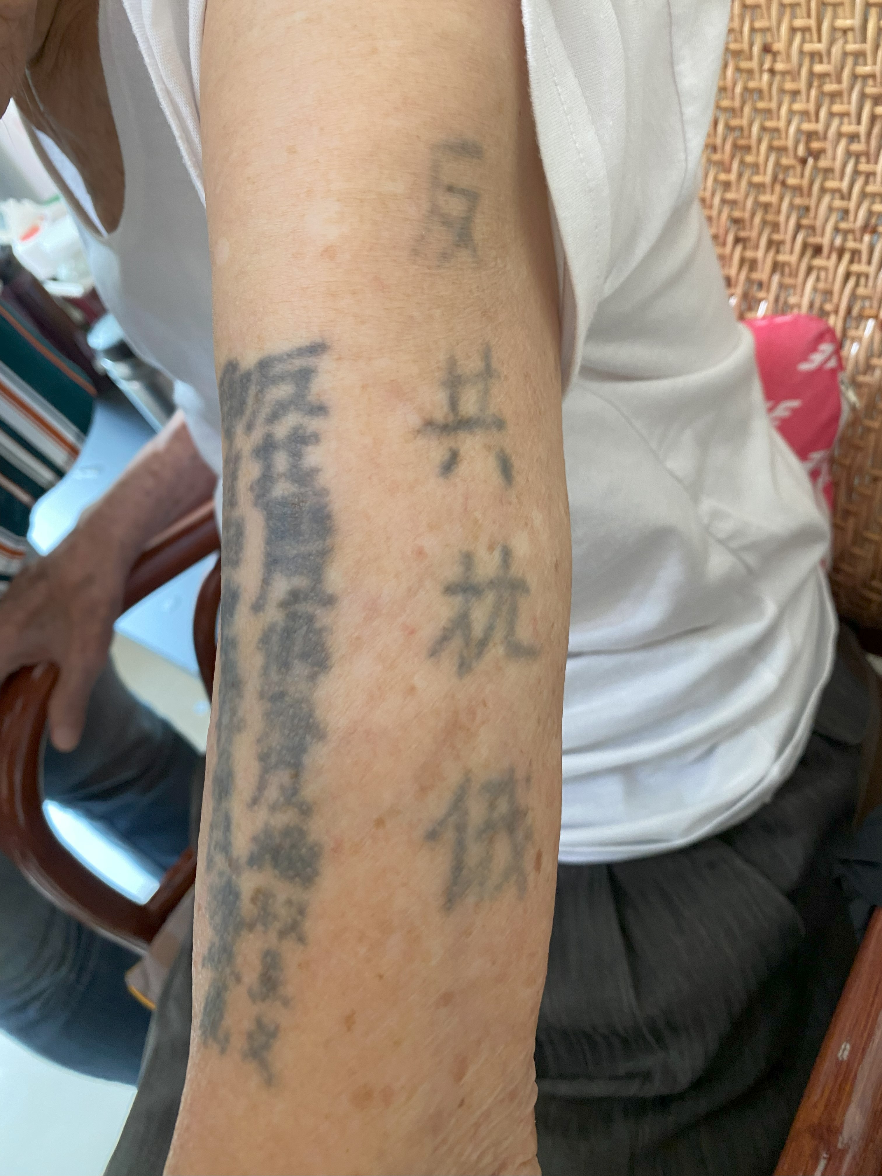 卜占才身上的刺青是戰爭的印記,也是他為自由付出的代價。圖/搶救遷台歷史記憶庫提供