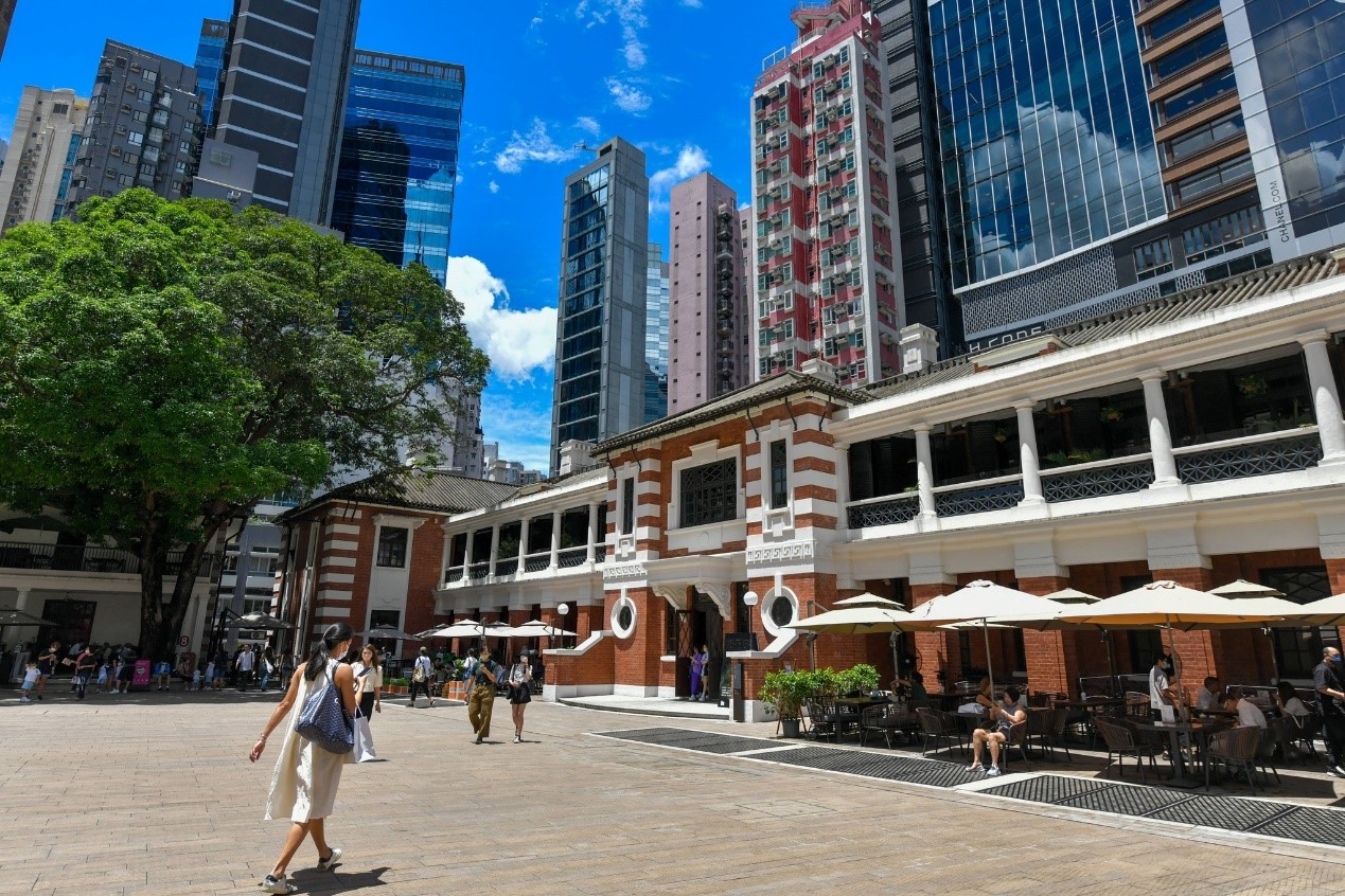 大館史蹟群距中環不遠，不論是想接觸歷史文化或放鬆走走，都是個好選擇。圖為面對荷李活道的警察總部大樓正門。圖/取自大館 臉書