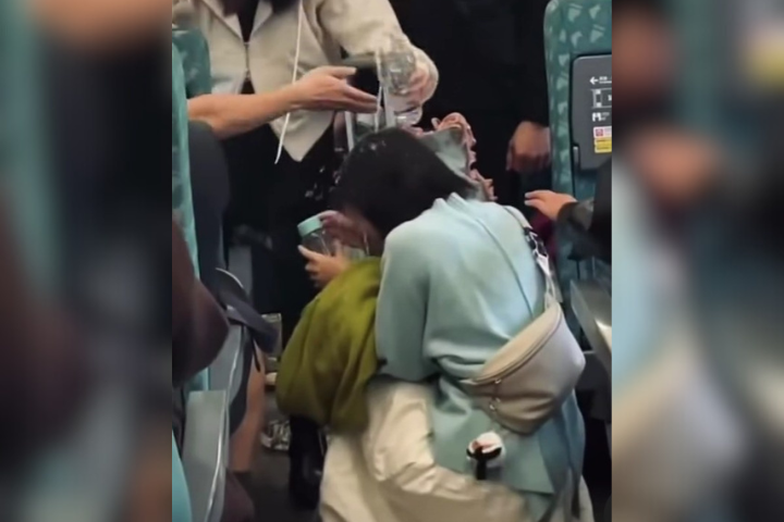 高鐵826次列車11車廂,8日下午爆發乘客互相潑水衝突。圖/取自@c_allmeplea threads