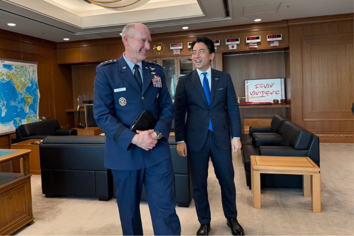日本防衛大臣小泉進次郎表示，25日與駐日美軍司令官約斯特將軍（左）就加強美日同盟交換了具體意見。圖/取自小泉進次郎 X