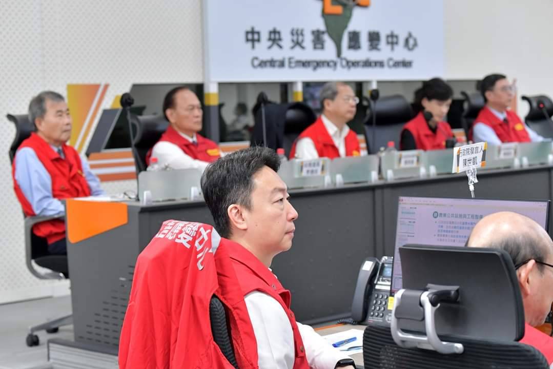 行政院發言人陳世凱稱，中央已提供最專業的氣象資訊供地方政府參考，並沒有「中央袖手旁觀」的說法。圖/取自行政院發言人臉書