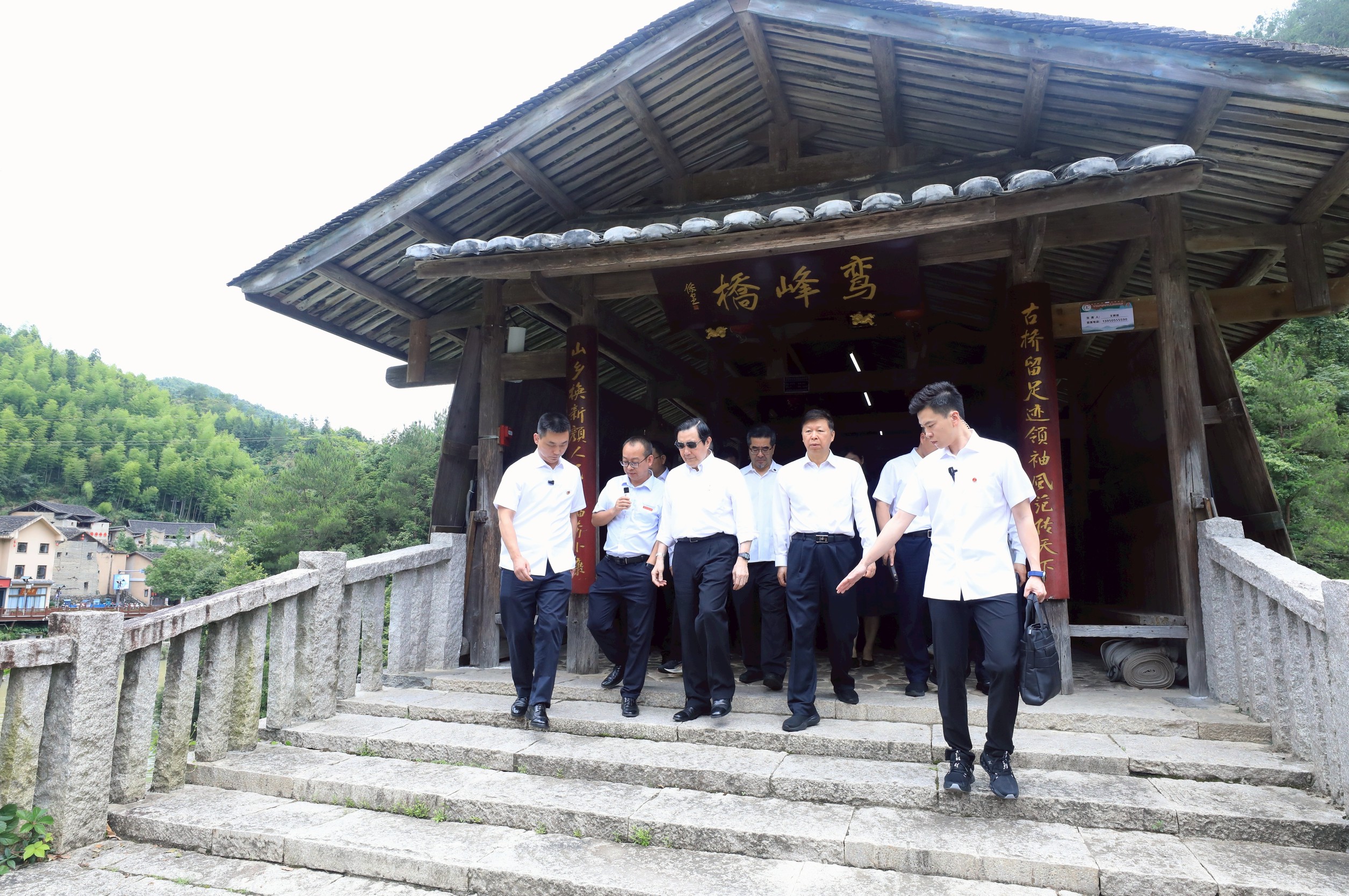馬英九參觀下黨村古蹟鳶峰郎橋。圖/馬英九辦公室提供