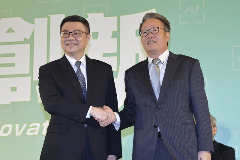 內定行政院長卓榮泰（左）16日宣布520後第3波內閣人事，前宜蘭縣代理縣長陳金德（右）將接掌行政院工程會主委。圖/中央社