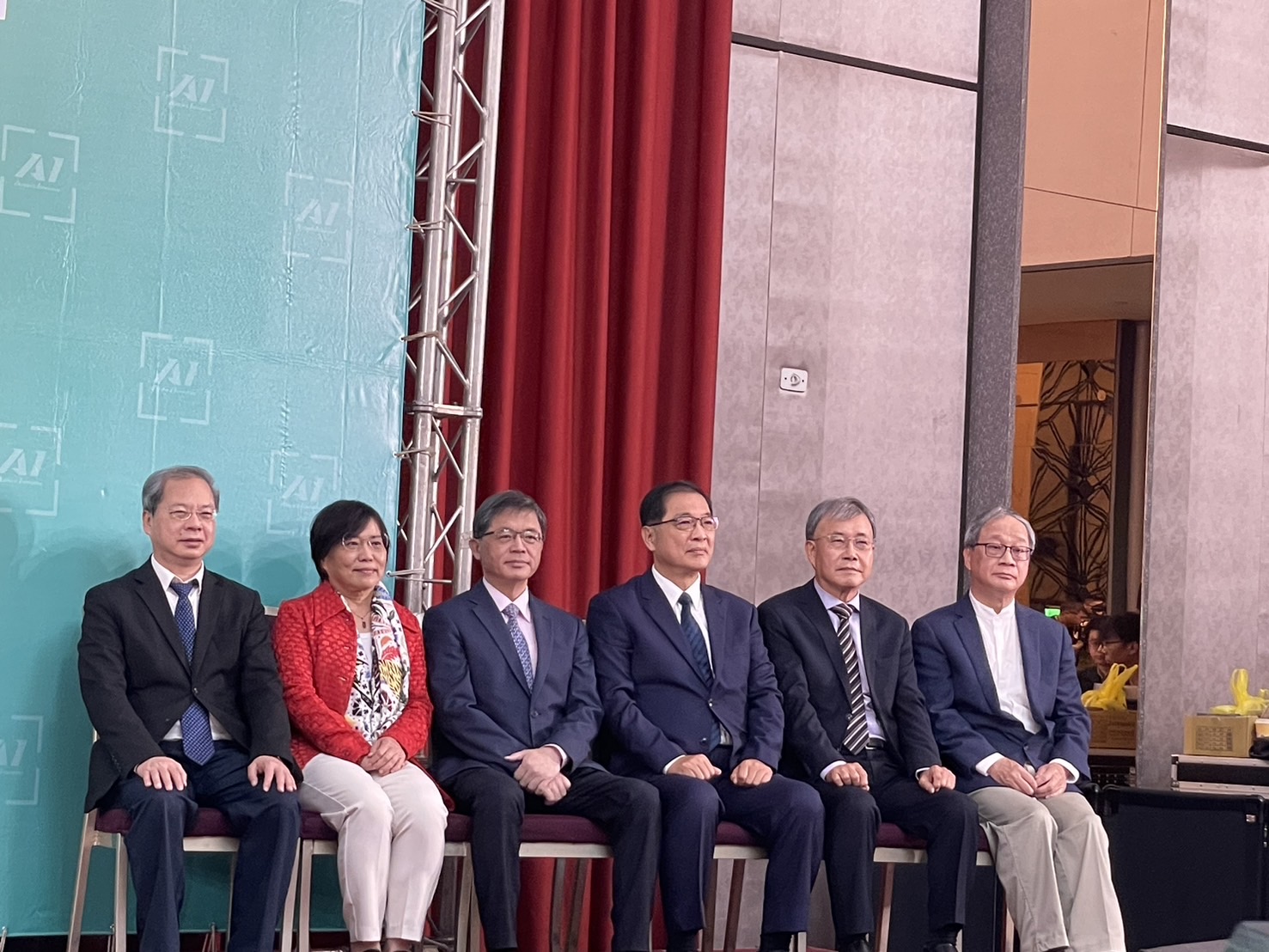 準閣揆卓榮泰公布第二波內閣名單，共有5位部會首長出爐，包括內政部長劉世芳(左2)、交通部長李孟諺(左3)、法務部長鄭銘謙(右3)、教育部長鄭英耀(右2)和文化部長李遠(右1)。圖/林睿康攝