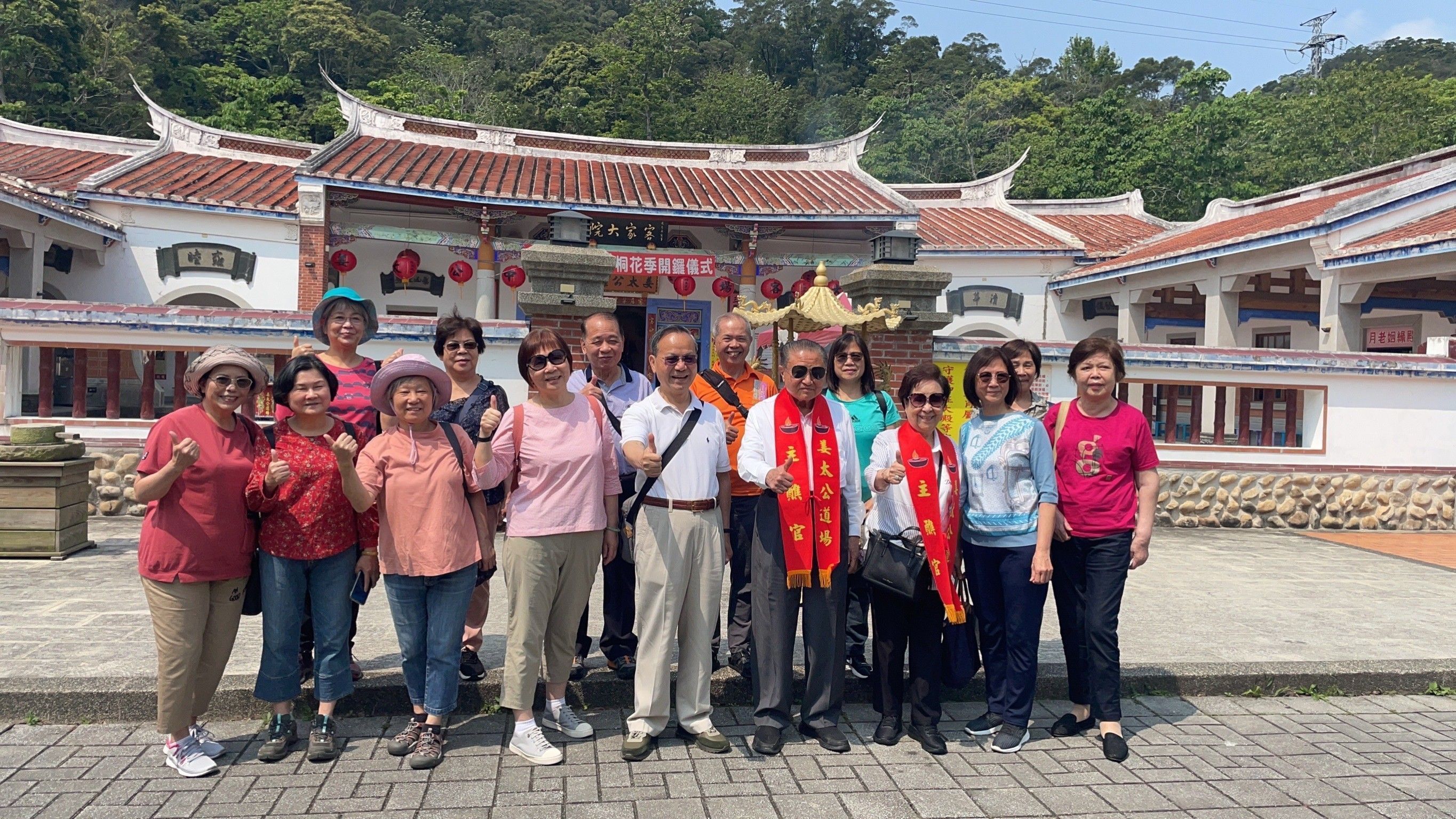 台達電創辦人鄭崇華(右四)到客家大院參訪。圖/姜太公中部道場提供