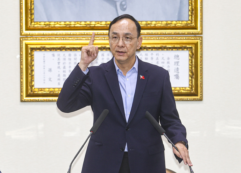 國民黨主席朱立倫在中常會上表示，多位縣市長已與他聯絡，希望國民黨能夠在週四晚間召集所有縣市首長商討對策。圖／中央社